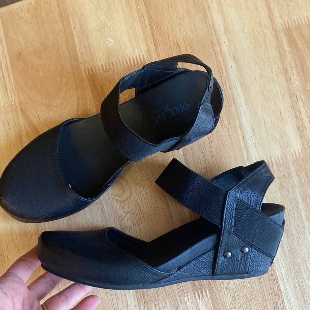 Aravon Women's Black Leather Strap Flats